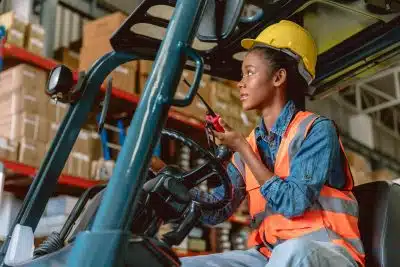 une préparatrice de commande dans un chariot