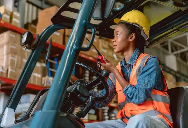 une préparatrice de commande dans un chariot